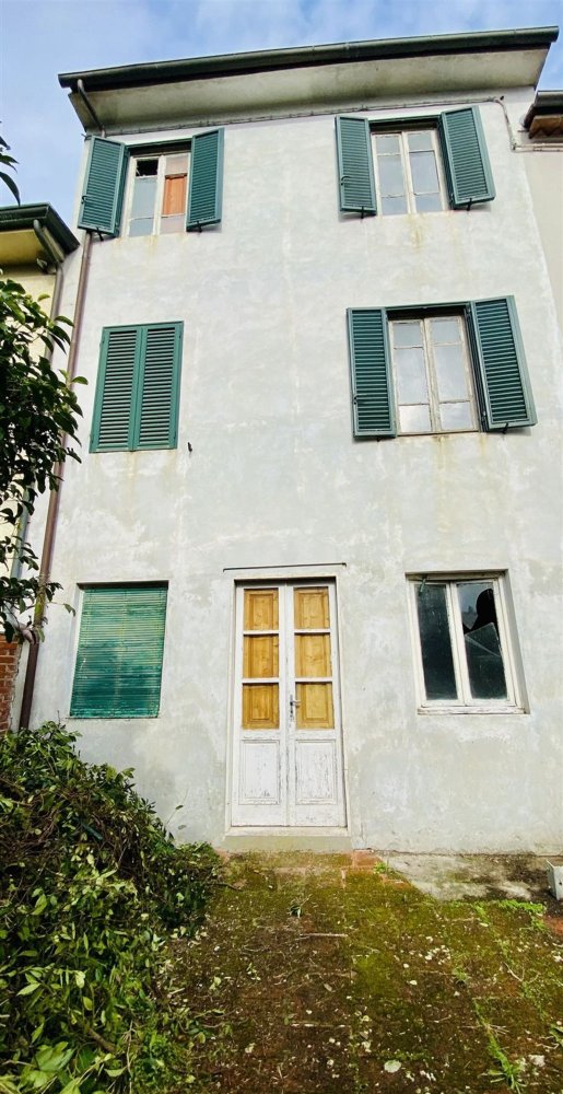 8 rooms House in Lucca, Italy No. 69675
