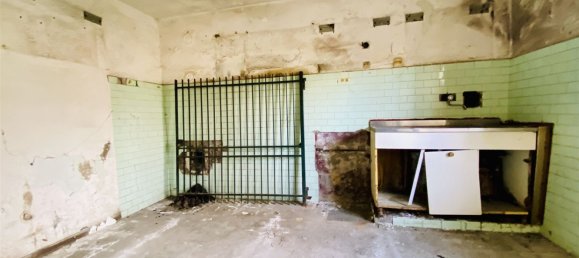 8 rooms House in Lucca, Italy No. 69675 12