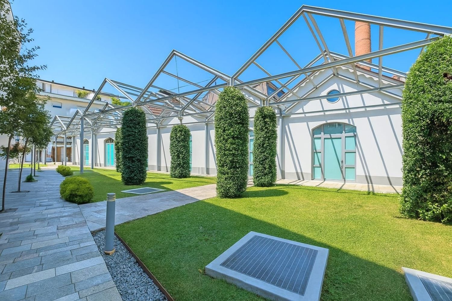 77m² Commercial property in Giussano, Italy No. 359798