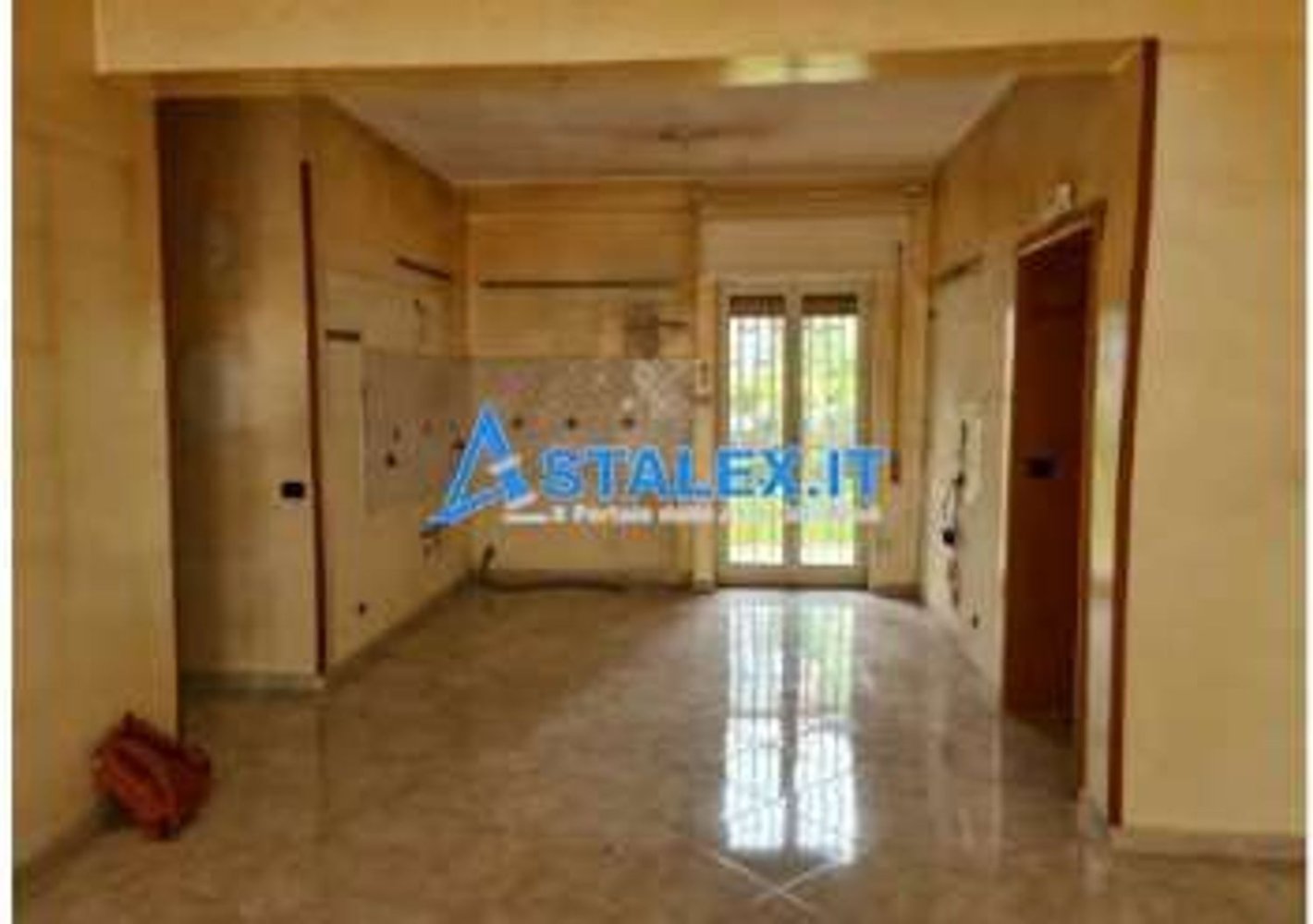 Apartamento de 6 habitaciónes en Naples, Italy No. 228047