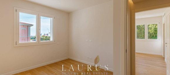 3 bedrooms Villa in Forte dei Marmi, Italy No. 69925 36