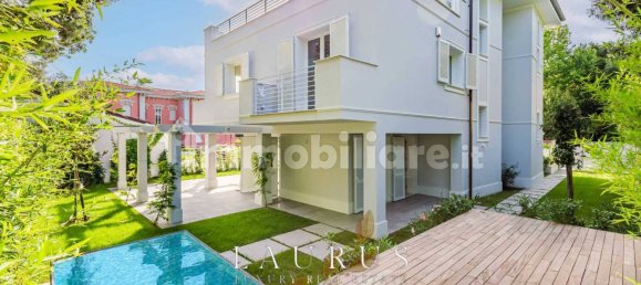 3 bedrooms Villa in Forte dei Marmi, Italy No. 69925 3