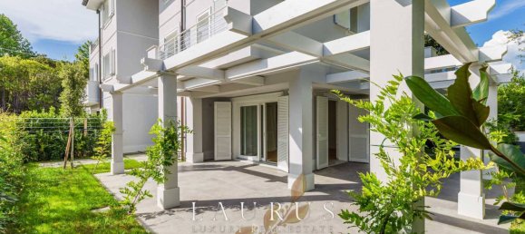 3 bedrooms Villa in Forte dei Marmi, Italy No. 69925 10