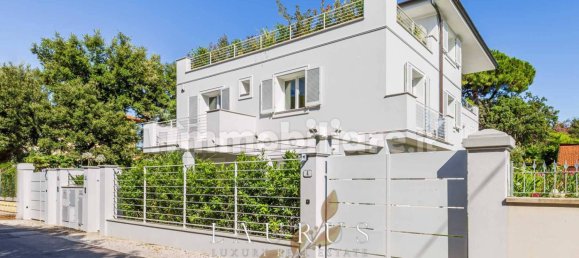 3 bedrooms Villa in Forte dei Marmi, Italy No. 69925 25