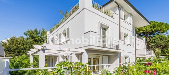 3 bedrooms Villa in Forte dei Marmi, Italy No. 69925 26