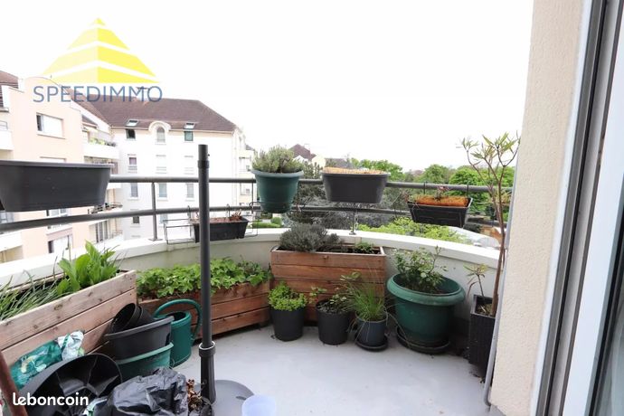 Квартира с 3 спальнями в Кретей, Франция № 282280