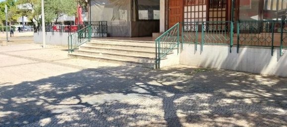 17m² Commercial property in Quarteira, Portugal No. 41351 11