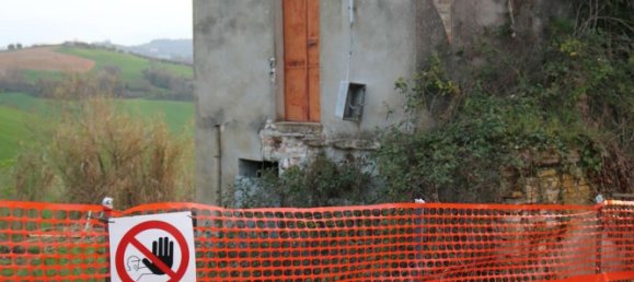 Дом с 6 комнатами в Понцано ди Фермо, Италия № 66098 28