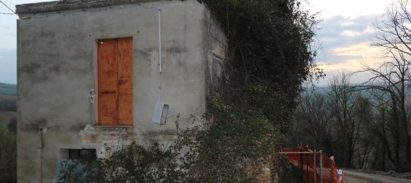 Дом с 6 комнатами в Понцано ди Фермо, Италия № 66098 8