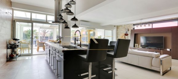 3 bedrooms Apartment in Les Lilas, France No. 181813 5