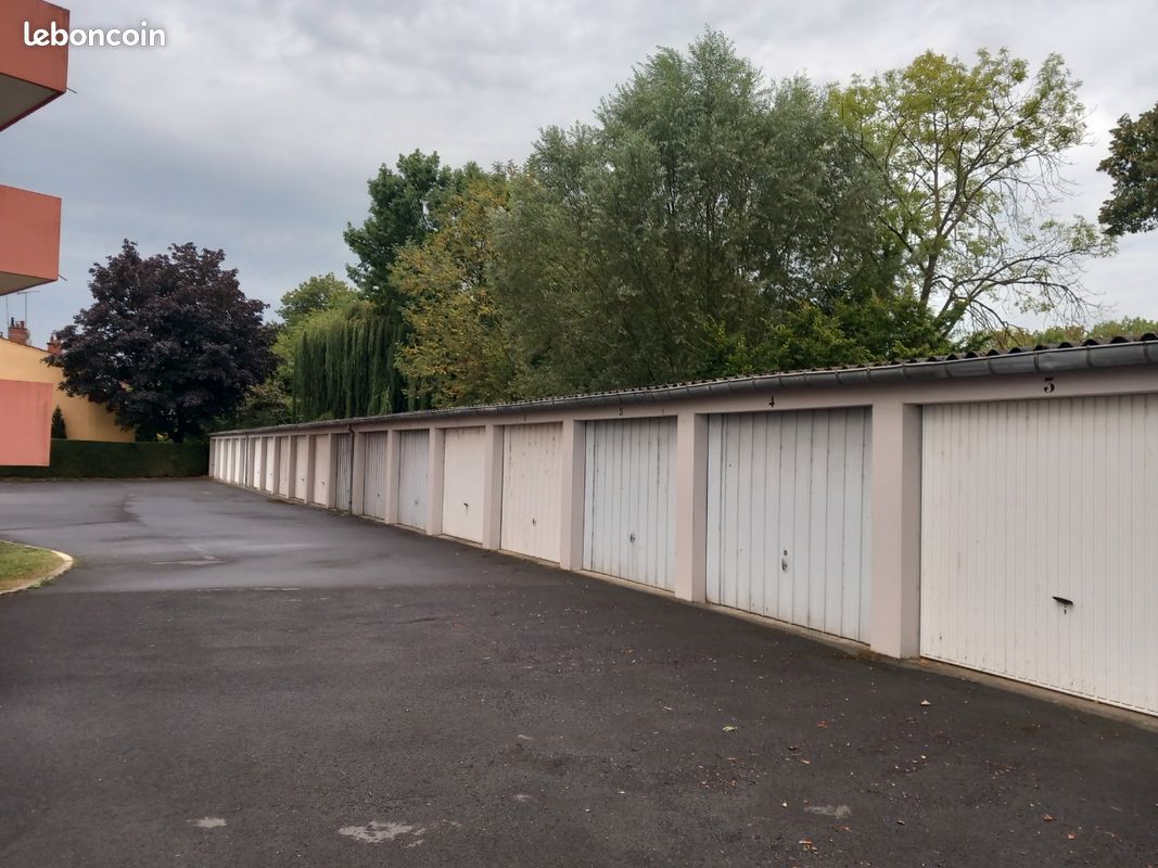  Garage in Chalons-en-Champagne, France No. 327351