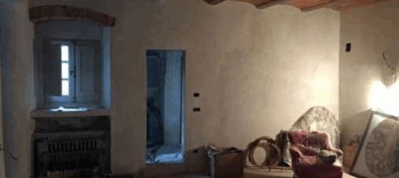 35 rooms House in Vaiano, Italy No. 40000 6