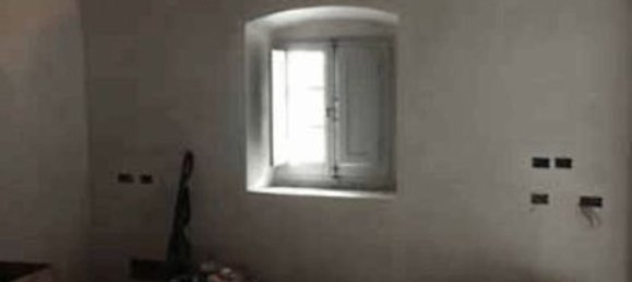 35 rooms House in Vaiano, Italy No. 40000 71