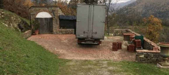 35 rooms House in Vaiano, Italy No. 40000 66