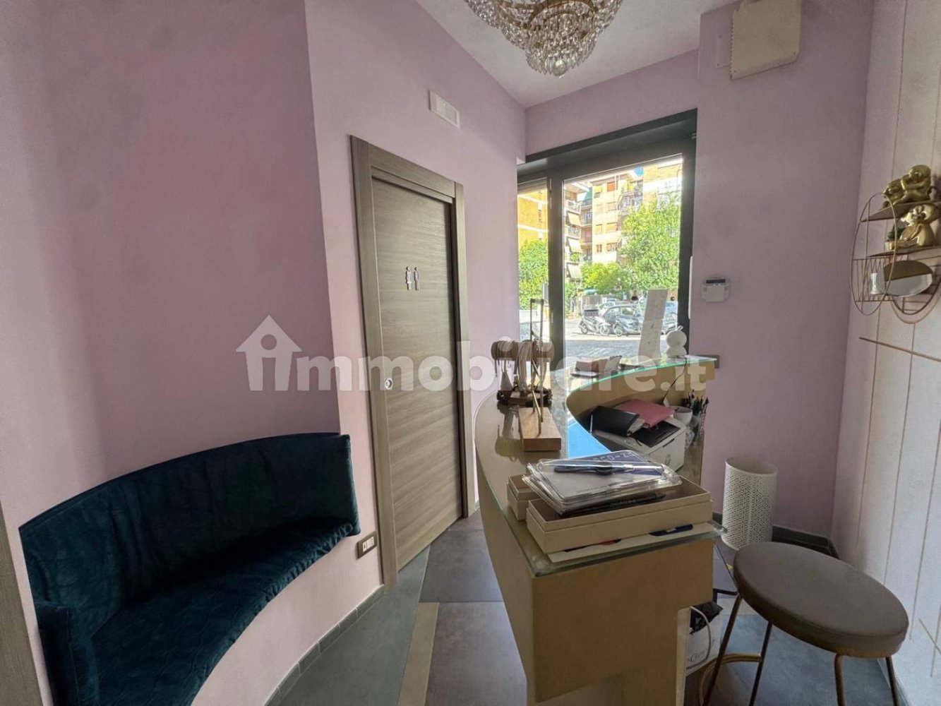 2 rooms Commercial property in Rome, Italy No. 328355