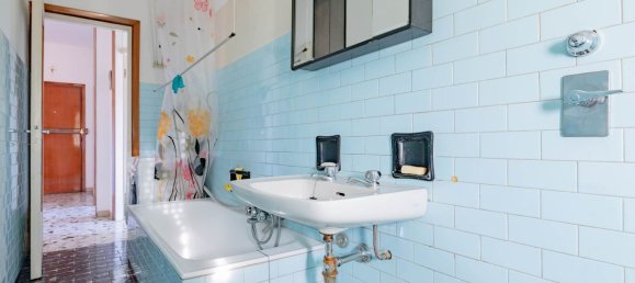 3 rooms Apartment in Cinisello Balsamo, Italy No. 330408 2