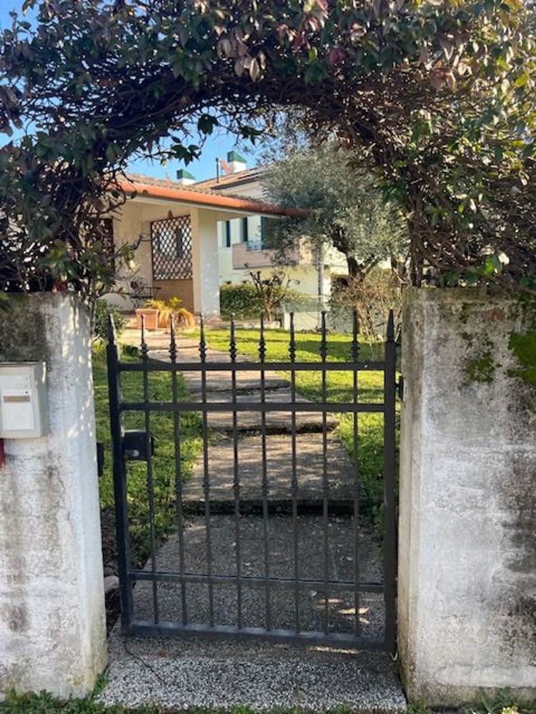 4 rooms Villa in Paese, Italy No. 60303