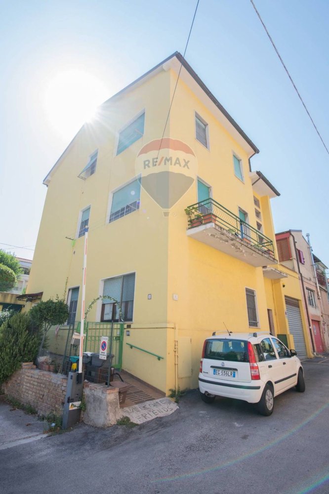 5 bedrooms Apartment in Ancona, Italy No. 365839