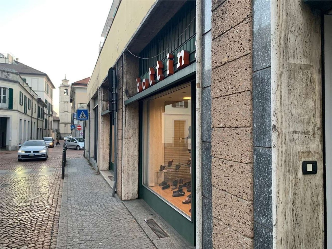  عقار تجاري في Varese, Italy 90متر مربع رقم 112026