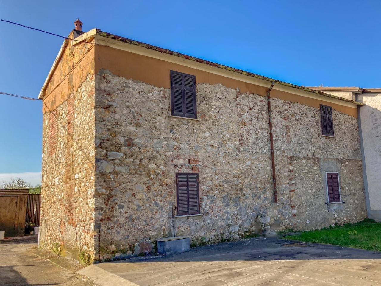 4 rooms House in Carrara, Italy No. 38316