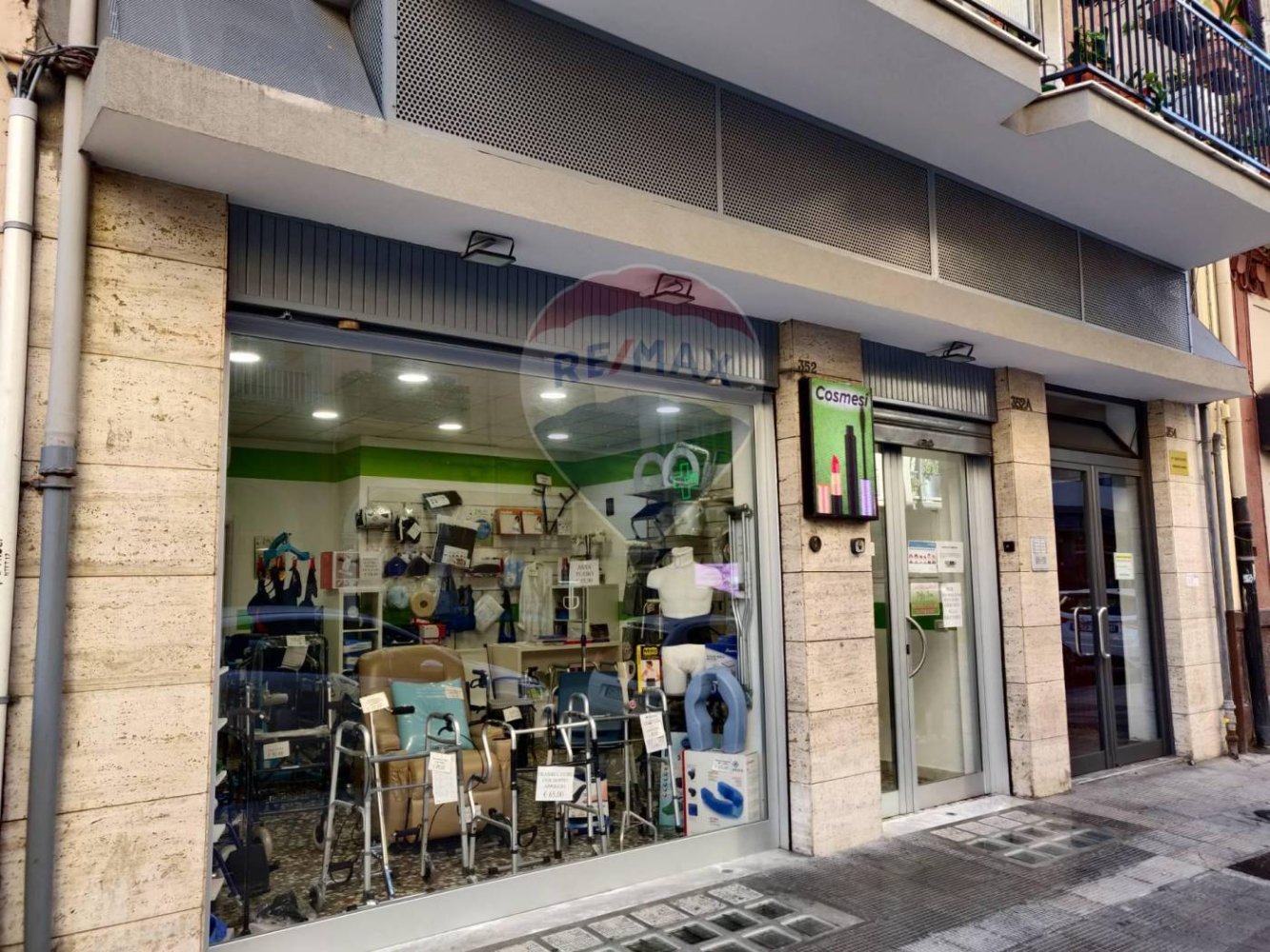 2 rooms Commercial property in Bari, Italy No. 56260