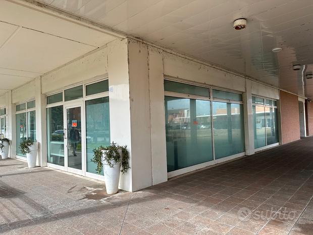 1 room Commercial property in Macerata, Italy No. 257276