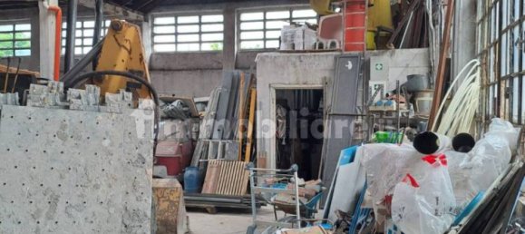 2 rooms Warehouse in San Giorgio su Legnano, Italy No. 209773 4