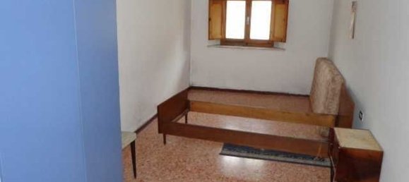 5 rooms Apartment in Fucecchio, Italy No. 66160 3
