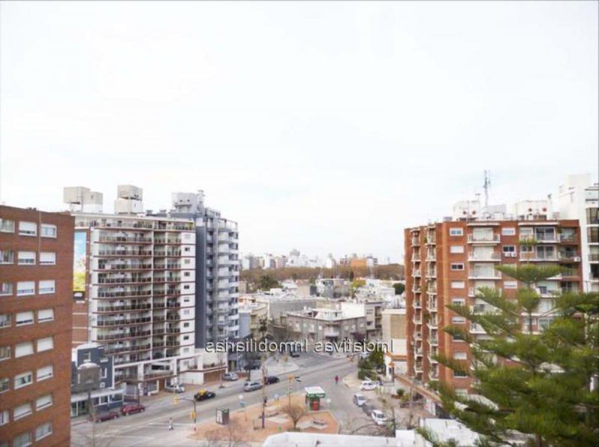 Apartamento de 3 dormitorios en Montevideo, Uruguay No. 4504