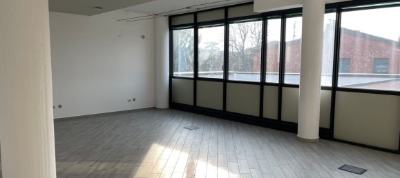 77m² Office in Monza, Italy No. 136788 2