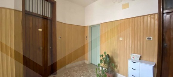 Коммерческая недвижимость с 4 комнатами в Бари, Италия № 20025 24