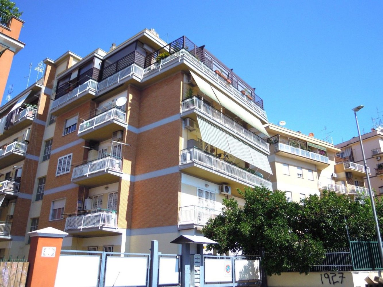 383m² Garage in Rome, Italy No. 363110