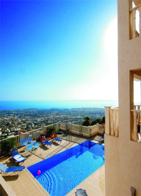Вилла с 2 спальнями в Пафос, Кипр № 24773