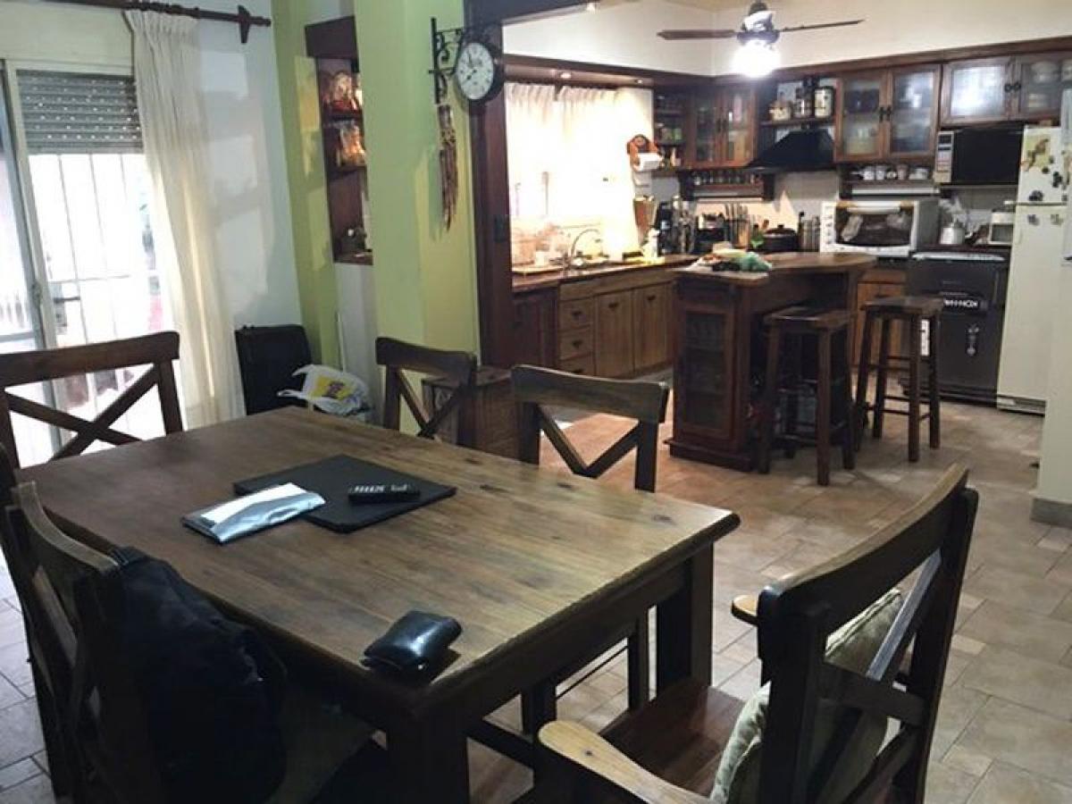 Apartamento de 4 dormitorios en Buenos Aires, Argentina No. 72318