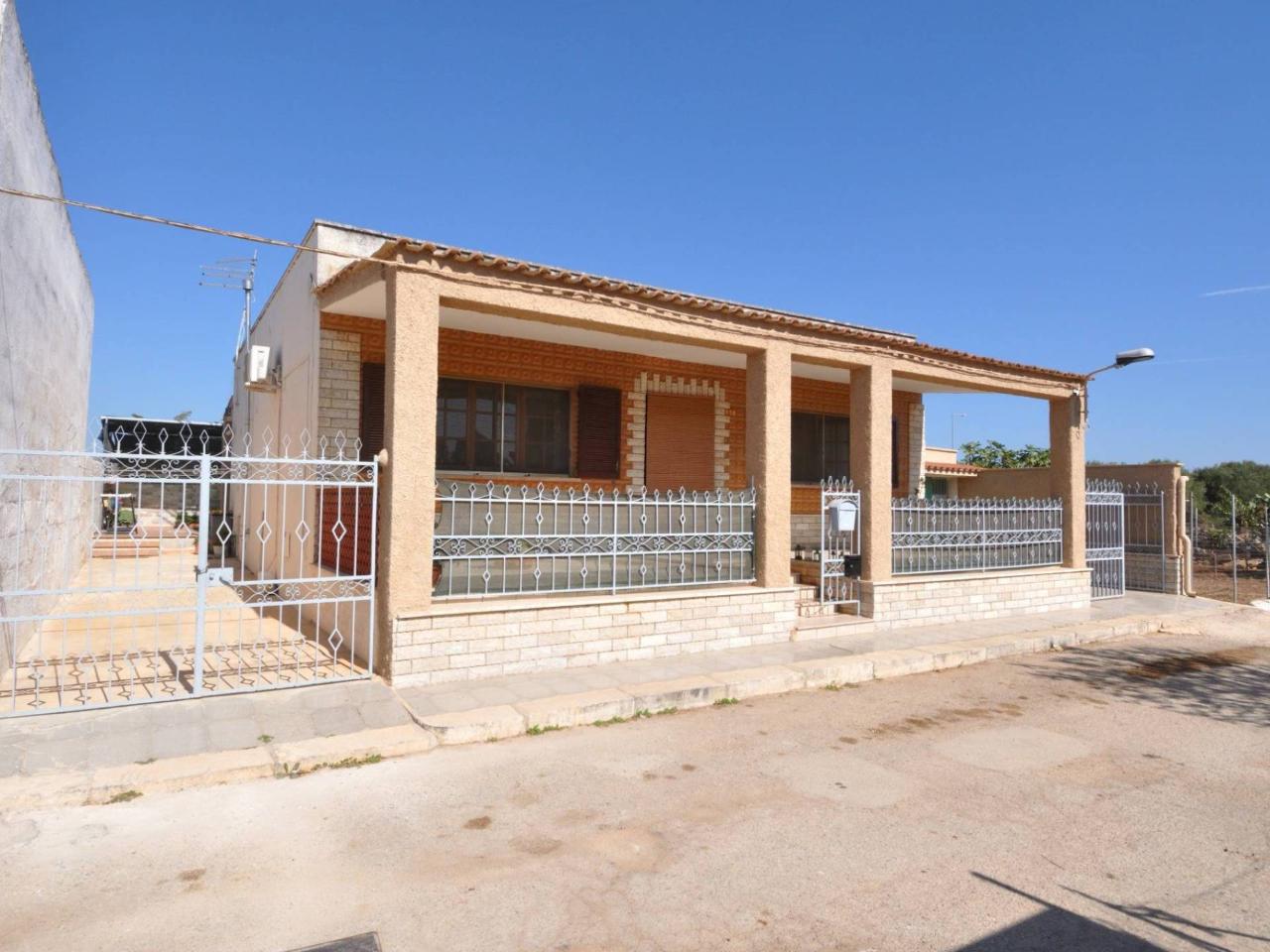 Villa de 3 habitaciónes en San Vito dei Normanni, Italy No. 133434