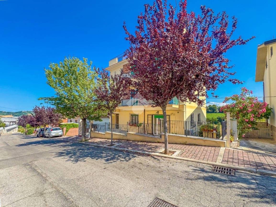 2 bedrooms Apartment in Chieti, Italy No. 355565