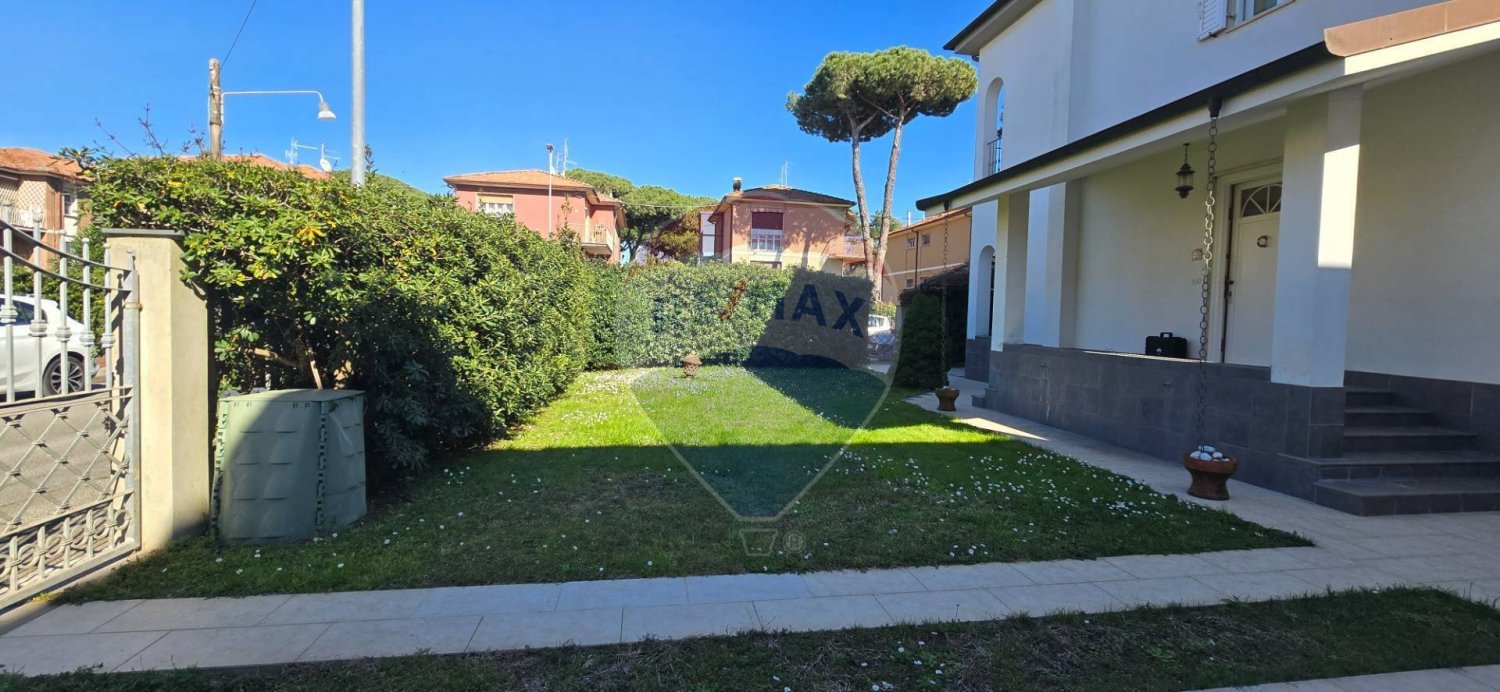 3 bedrooms Villa in Viareggio, Italy No. 79785