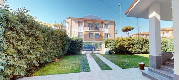 3 bedrooms Villa in Viareggio, Italy No. 79785 11