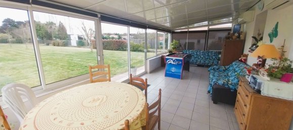 3 Schlafzimmer Haus in Saint-Urbain, France, Nr. 106464 2