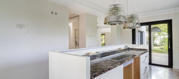 6 bedrooms Villa in Marbella, Spain No. 98987 43