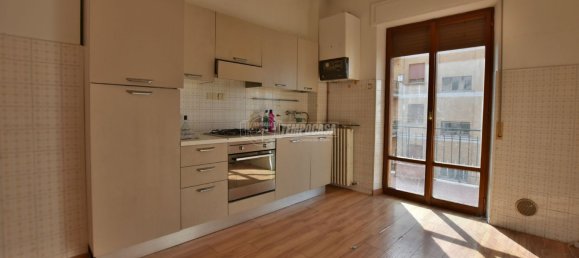 5 rooms Apartment in Tolentino, Italy No. 307590 3