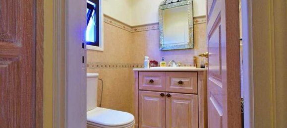 4 bedrooms Commercial property in Larnaca, Cyprus No. 20383 4