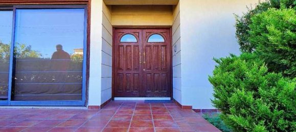 4 bedrooms Commercial property in Larnaca, Cyprus No. 20383 3