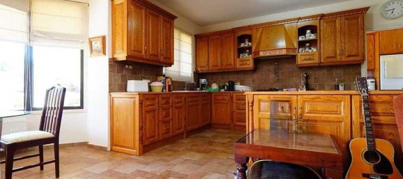 4 bedrooms Commercial property in Larnaca, Cyprus No. 20383 9