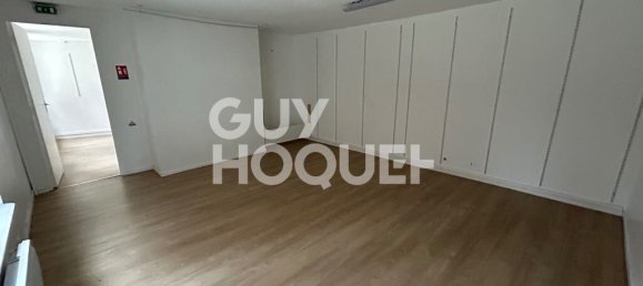 300m² Commercial property in Calais, France No. 55679 8