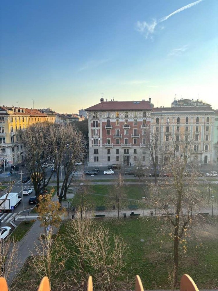 3 rooms Apartment in Milan, Italy No. 243155