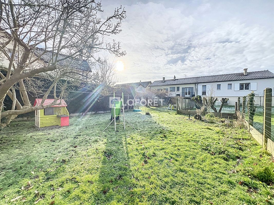 3 bedrooms House in Saint-Cyr-l'Ecole, France No. 164093