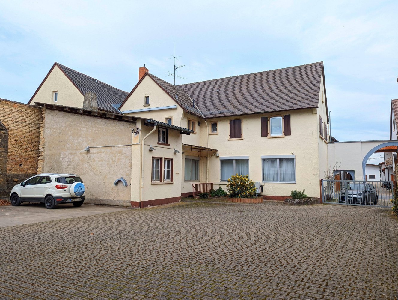 Здание с 9 комнатами в Бад-Дюркхайм, Германия № 292385