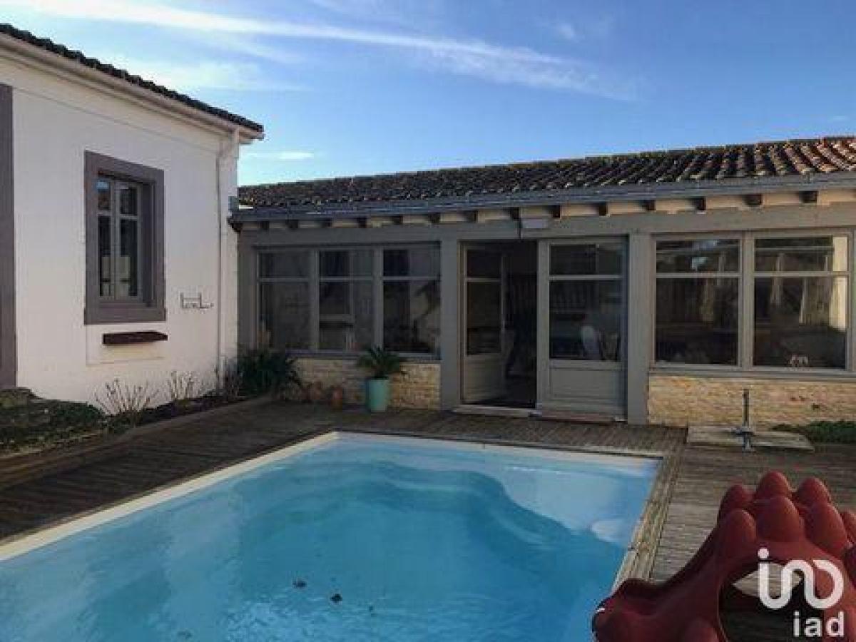 8 bedrooms House in Chasnais, France No. 28641