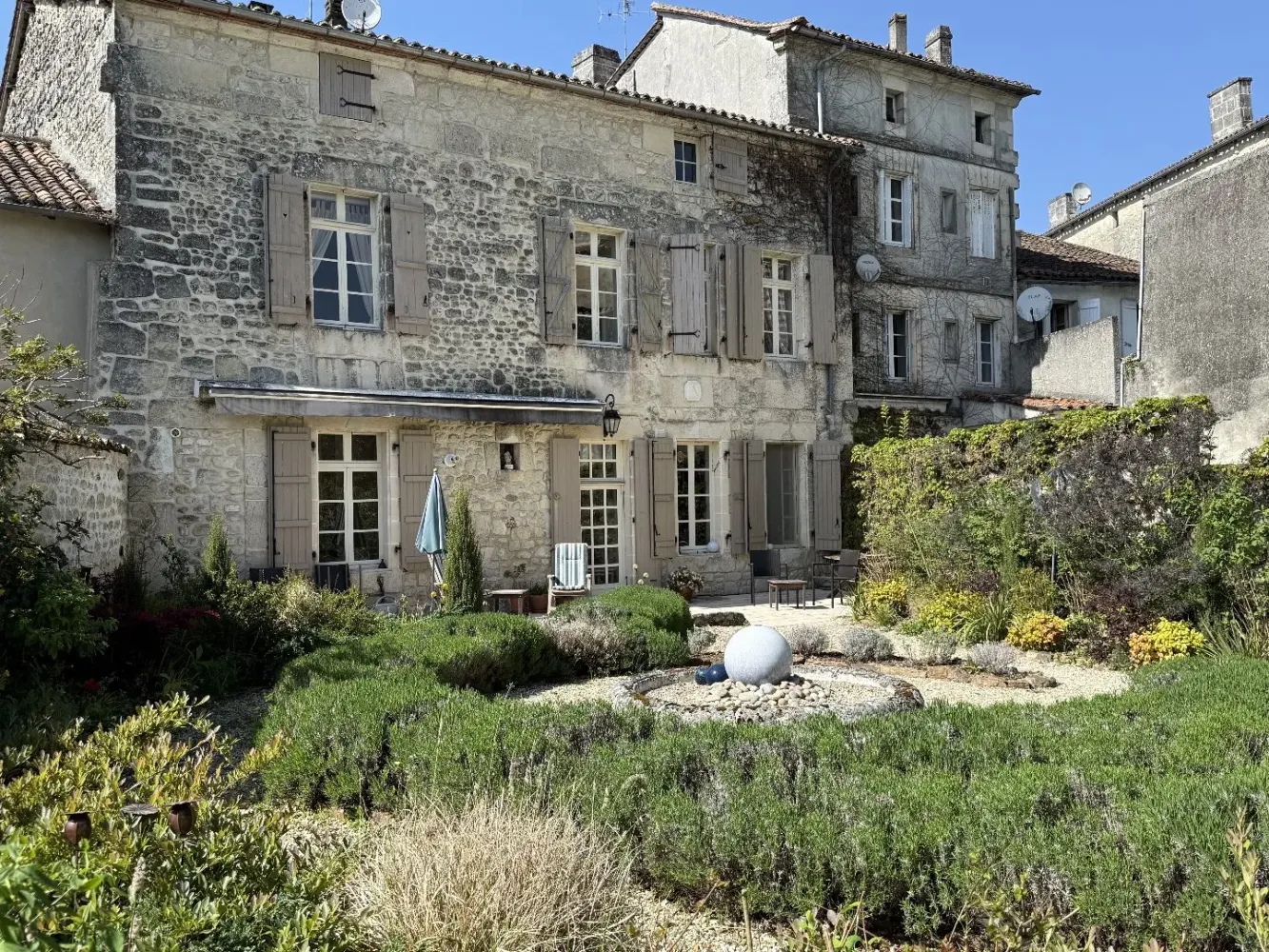 4 bedrooms Castles in Charente, France No. 352070